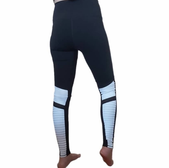 ALO Yoga  leggings . - Picture 12 of 14